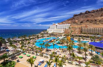 Dramatyczna akcja na basenie. Wyciągnęli z wody nieprzytomne dziecko