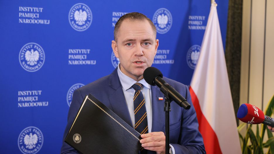 Warszawa, 27.11.2024. Prezes IPN Karol Nawrocki podczas konferencji prasowej, dot. stanowiska ministrów spraw zagranicznych Polski i Ukrainy w sprawie rozpoczęcia prac ekshumacyjnych na Wołyniu, 27 bm. w siedzibie Instytutu Pamięci Narodowej w Warszawie. (jm) PAP/Paweł Supernak