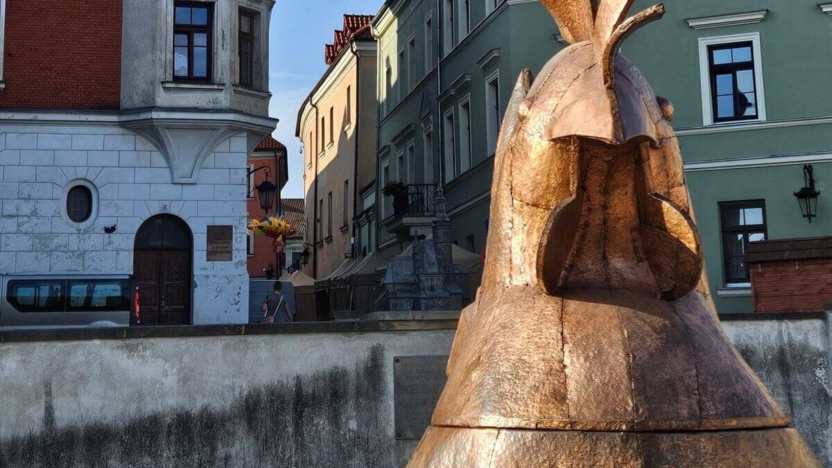 Kura na Placu po Farze