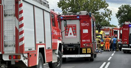 Wypadek na węźle w Harbutowicach. Osobówka zmiażdżona między tirem a dostawczakiem