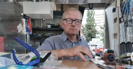 Torunianin wyprzedaje swój kiosk. Internauci zbierają pieniądze dla syna