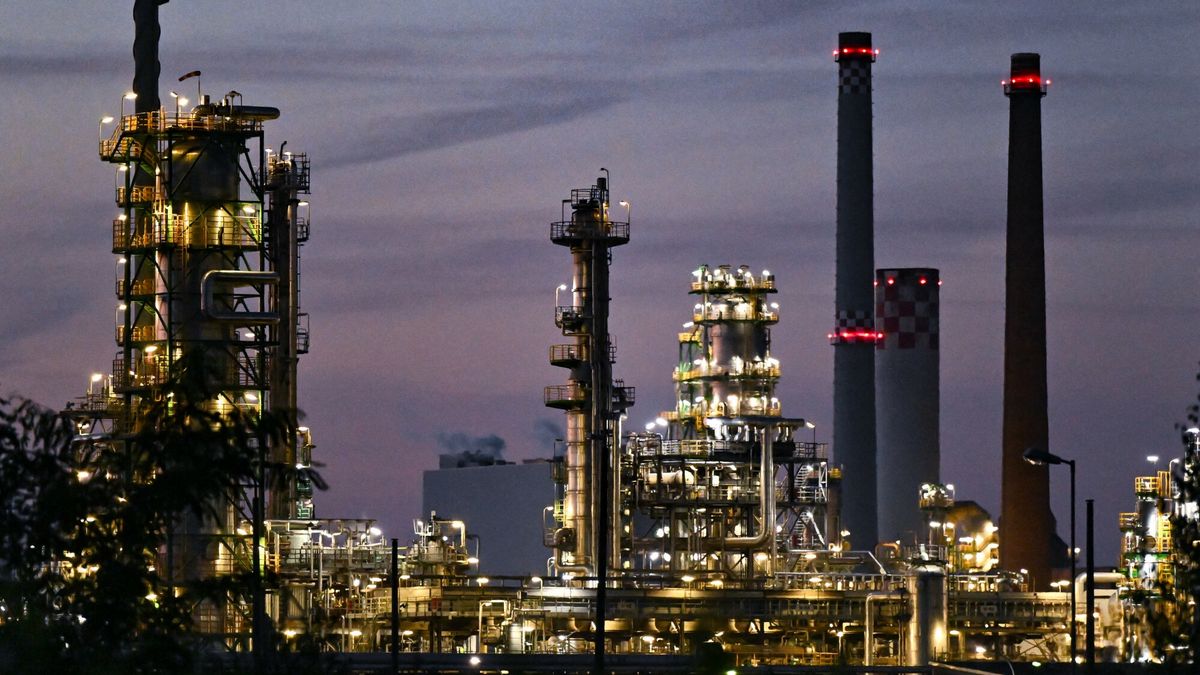 Archiwum zagraniczne East News 2023-10
07 September 2023, Brandenburg, Schwedt/Oder: Crude oil processing facilities on the site of PCK-Raffinerie GmbH in the evening. The refinery in the Uckermark region of northeastern Brandenburg supplies fuel to large parts of northeastern Germany. It is majority-owned by two subsidiaries of Russian state-owned Rosneft. Until the end of 2022, PCK processed mainly crude oil from Russia. In the wake of sanctions imposed because of Russia's war of aggression on Ukraine, the German government decided to stop using Russian oil. As an alternative, oil comes via Danzig and Rostock and from Kazakhstan. In September 2022, the German government imposed a trusteeship on Rosneft Deutschland and RN Refining & Marketing, the majority owners of PCK. It justified this on the grounds of an imminent threat to supply security as a result of the Russian attack on Ukraine. Photo: Patrick Pleul/dpa (Photo by PATRICK PLEUL / DPA / dpa Picture-Alliance via AFP)
PATRICK PLEUL