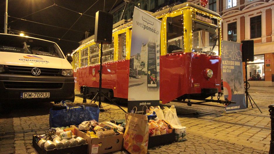 Wrocław. Tramwaj pod operą. MPK zbiera żywność dla potrzebujących