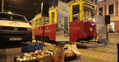 Wrocław. Tramwaj pod operą. MPK zbiera żywność dla potrzebujących