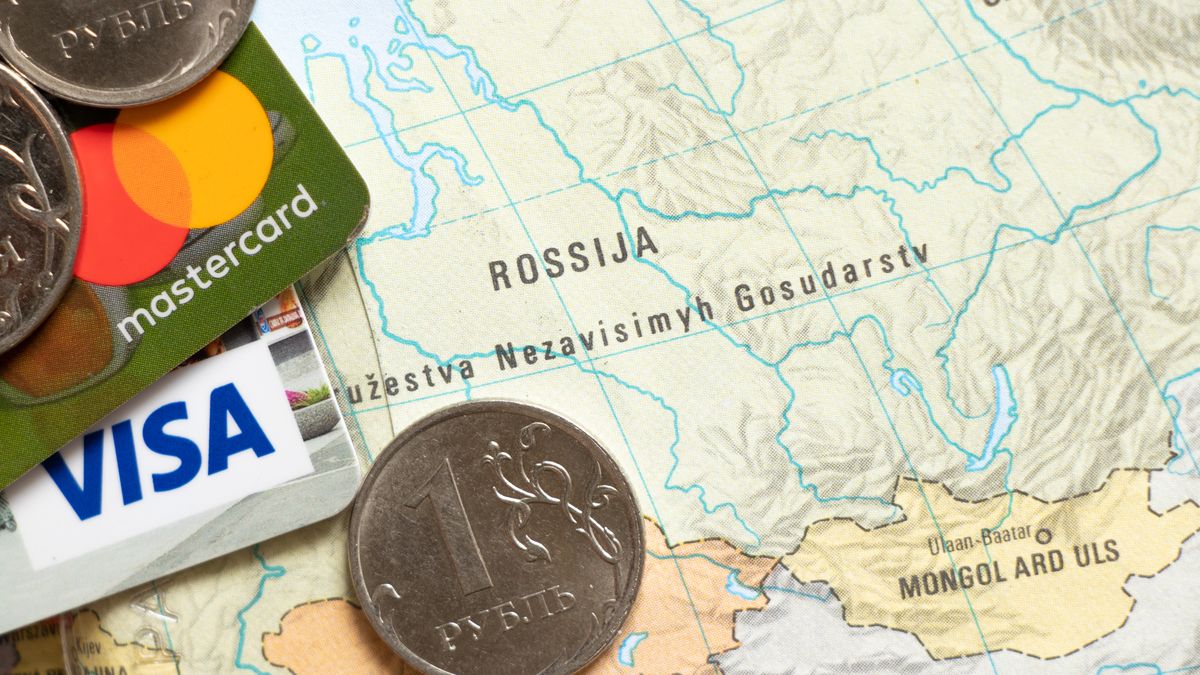 Visa i Mastercard zdecydowały o zawieszeniu działalności w Rosji. Przestaną obsługiwać karty wydawane przez rosyjskie banki oraz płatności w sklepach i innych punktach