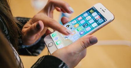 iPhone'y od teraz będą wyświetlać reklamy w powiadomieniach. Apple właśnie zmieniło zasady