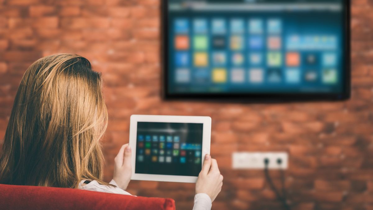 Chcesz oglądać telewizję wszędzie? Nie potrzebny ci tablet, tylko przenośny telewizor 1