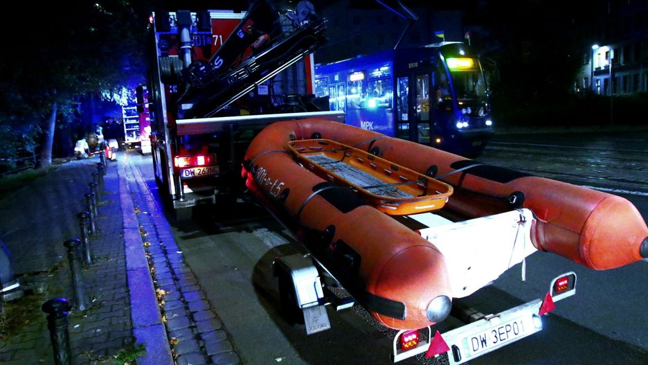 Dramatyczne szczegóły. Chwilę później wjechali do rzeki. Nie żyją (zdjęcie ilustracyjne)