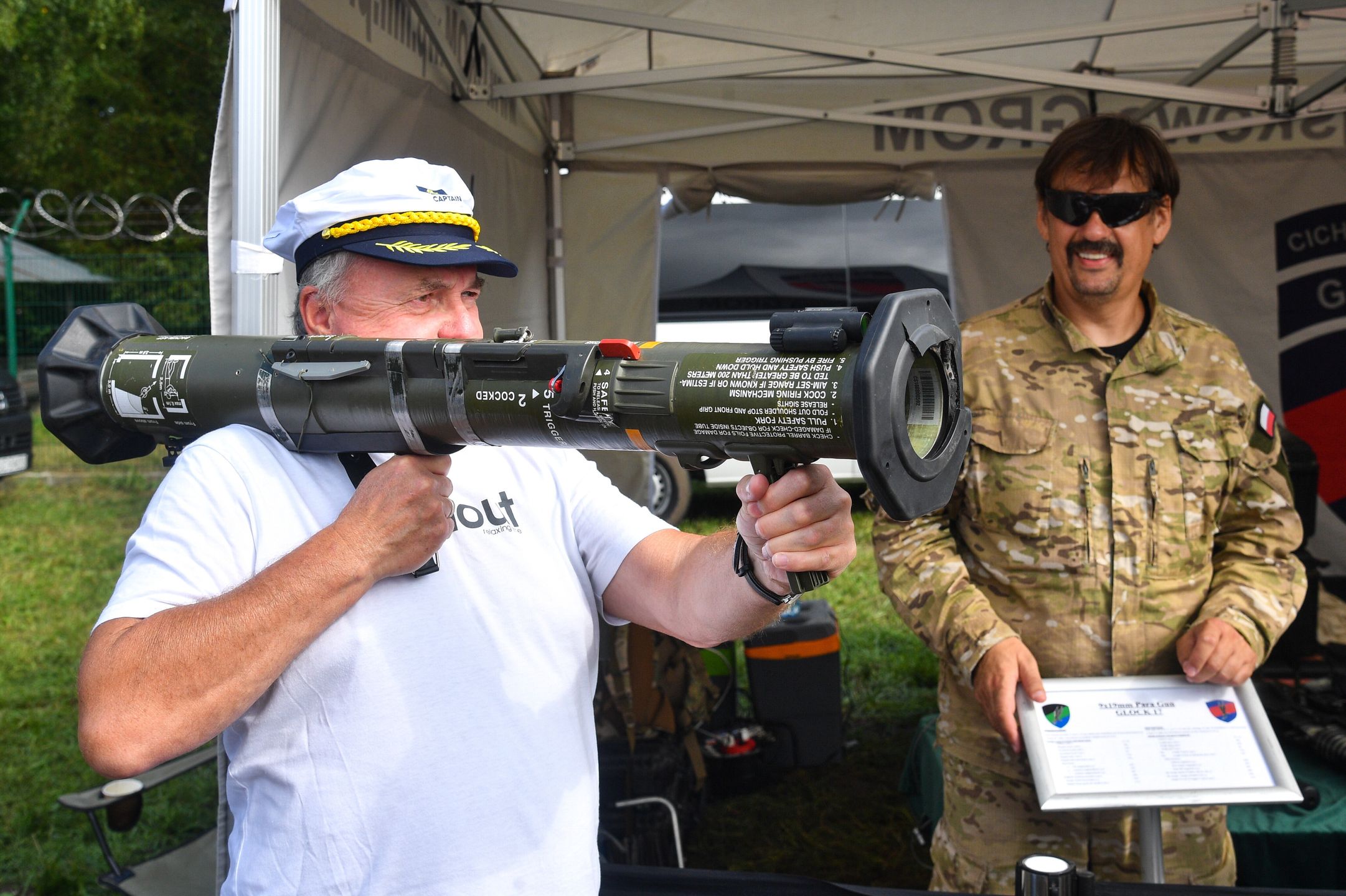Radom, 27.08.2023. Wystawa sprzętu wojskowego w drugim dniu Międzynarodowych Pokazów Lotniczych AIR SHOW Radom 2023 na terenie lotniska w Radomiu, 27 bm. Tegoroczna edycja wydarzenia odbywa się pod hasłem "Niezwyciężeni w przestworzach". (mr) PAP/Radek Pietruszka ***Zdjęcie do depeszy PAP pt. Radom/ Trwają Międzynarodowe Pokazy lotnicze Air Show***