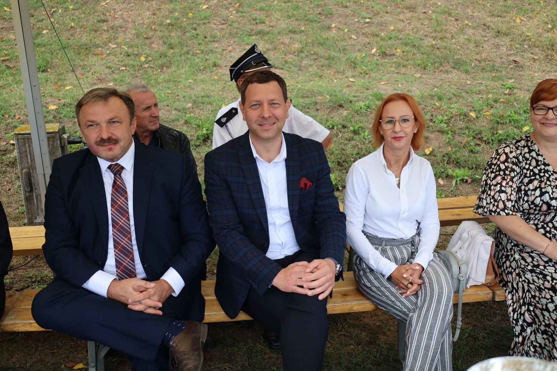 W zawodach udział wzięło 27 drużyn, w tym 14 kobiecych