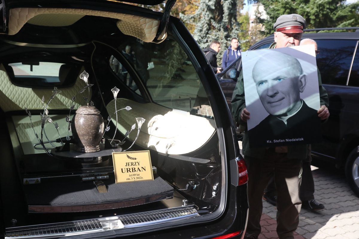 Protest i krzyki na pogrzebie Jerzego Urbana