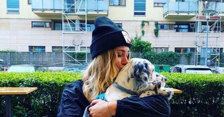 Dzień Psa. Jessica świętuje z psem, którego adoptowała z Milikiem