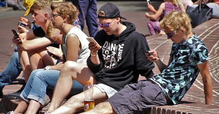 Młodzi Polacy uzależnieni od smartfonów i Internetu