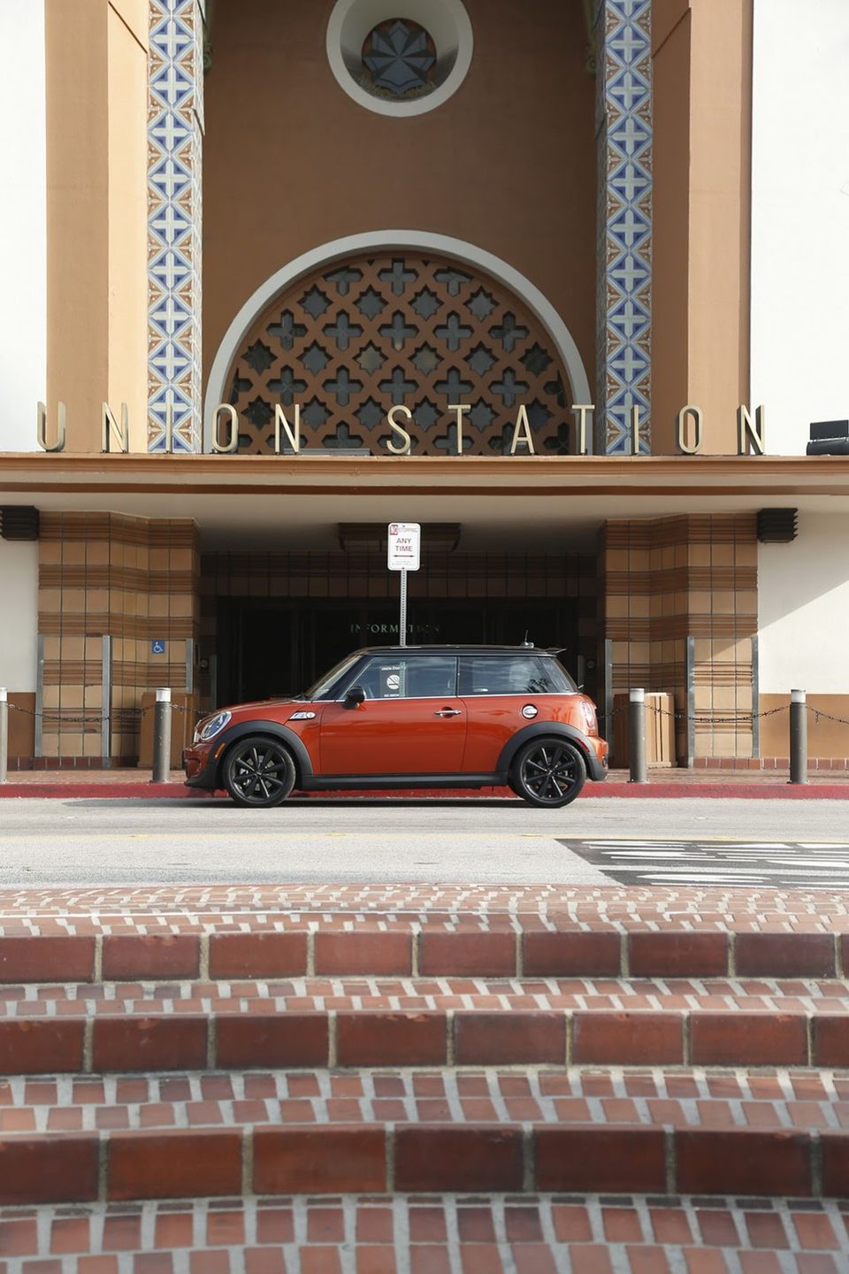 Galeria Mini jako celebracja sprzedaży półmilionowego egzemplarza w USA 103