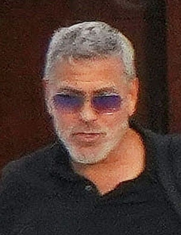 George i Amal Clooney wysiadają z prywatnego samolotu we Francji