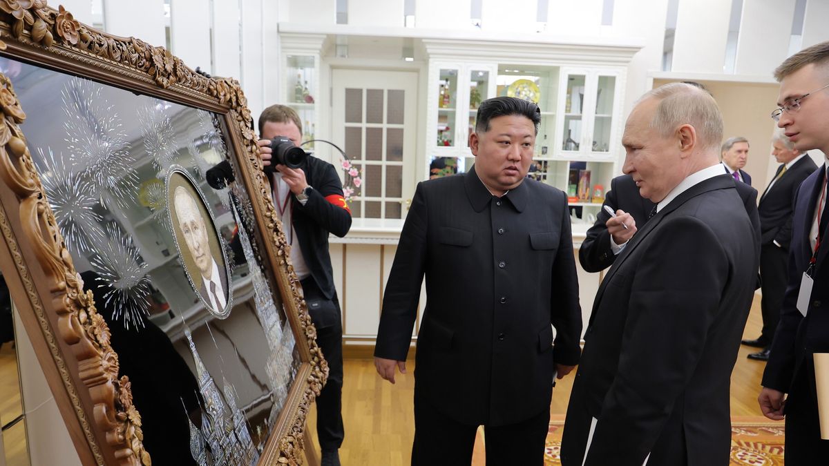 A photo released by the official North Korean Central News Agency (KCNA) on 20 June 2024, shows Russian President Vladimir Putin (2-R) and North Korean leader Kim Jong Un (C) looking at artworks during their meeting in Pyongyang, North Korea 19 June 2024. The Russian president made a state visit to North Korea on 18-19 June at the invitation of North Korean leader. He last visited North Korea in 2000, shortly after his first inauguration as president. EPA/KCNA EDITORIAL USE ONLY EDITORIAL USE ONLY Dostawca: PAP/EPA.