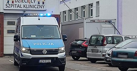 Poprosił policjantów o pomoc. W środku auta była nieprzytomna dziewczynka