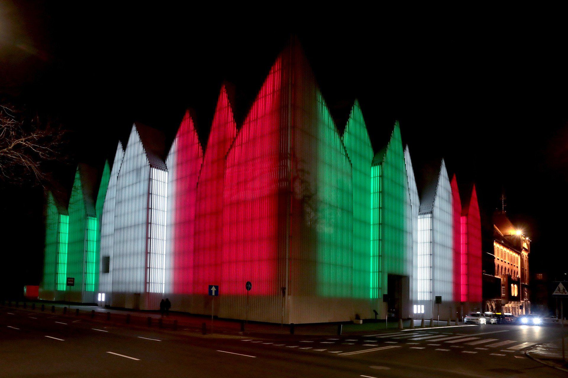  Filharmonia, którą trzeba odwiedzić! Filharmonia w Szczecinie to coś więcej niż koncerty. To architektoniczna perła, kulturalne serce miasta i przestrzeń, która łączy muzykę, sztukę, edukację i relaks.