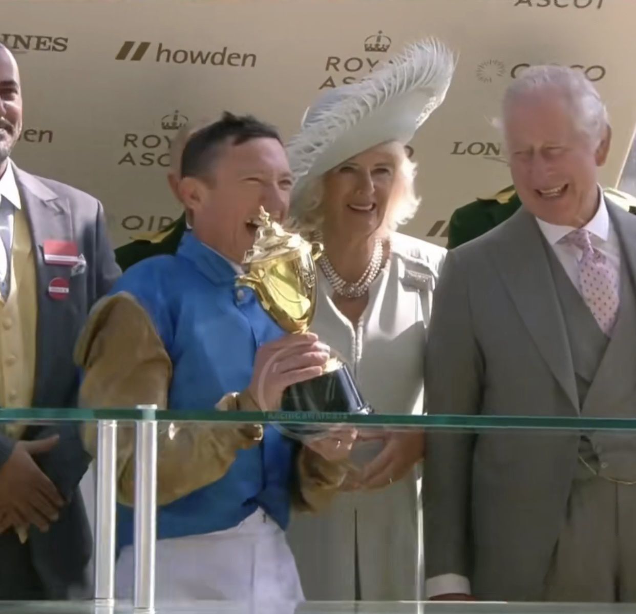 królowa Camilla, król Karol III i Frankie Dettori 