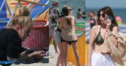 Agnieszka Dygant w bikini hasa po plaży w Juracie, wypoczywając razem z Darią Widawską (ZDJĘCIA)