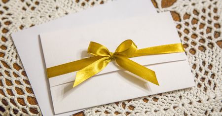 Zaproszenia ślubne. Spór o "osobę towarzyszącą"