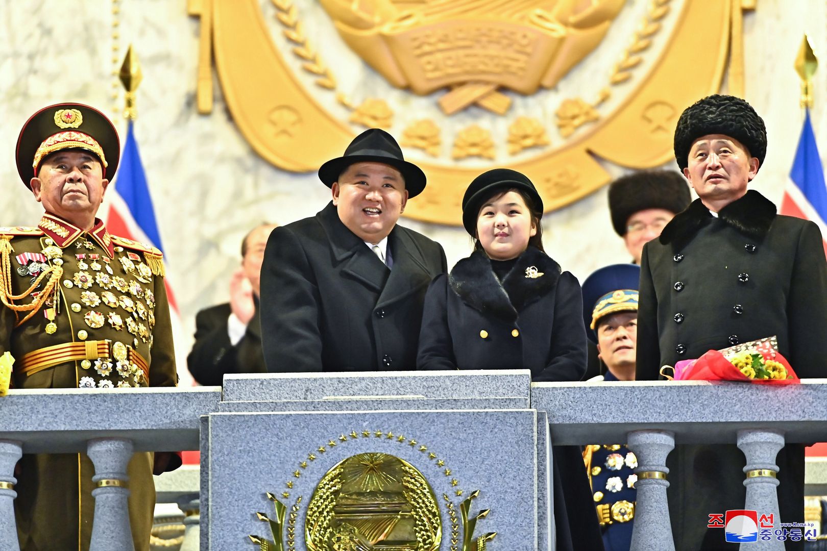 epaselect epa10455972 A photo released by the official North Korean Central News Agency (KCNA) shows North Korean Supreme leader Kim Jong-un (C-L) and his daughter Kim Jue-ae (C-R) viewing a military parade at Kim Il Sung Square to mark the 75th anniversary of the founding of the Korean People's Army (KPA), the revolutionary armed forces of the Worker's Party of Korea (WPK). in Pyongyang, North Korea, 08 February 2023 (issued 09 February 2023). EPA/KCNA EDITORIAL USE ONLY Dostawca: PAP/EPA.