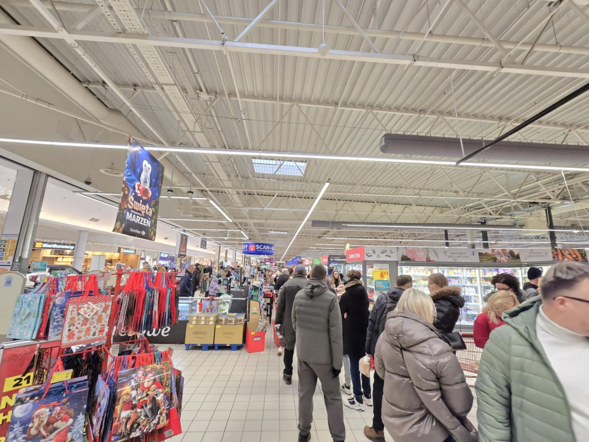 Kolejka do kasy w toruńskim Carrefourze
