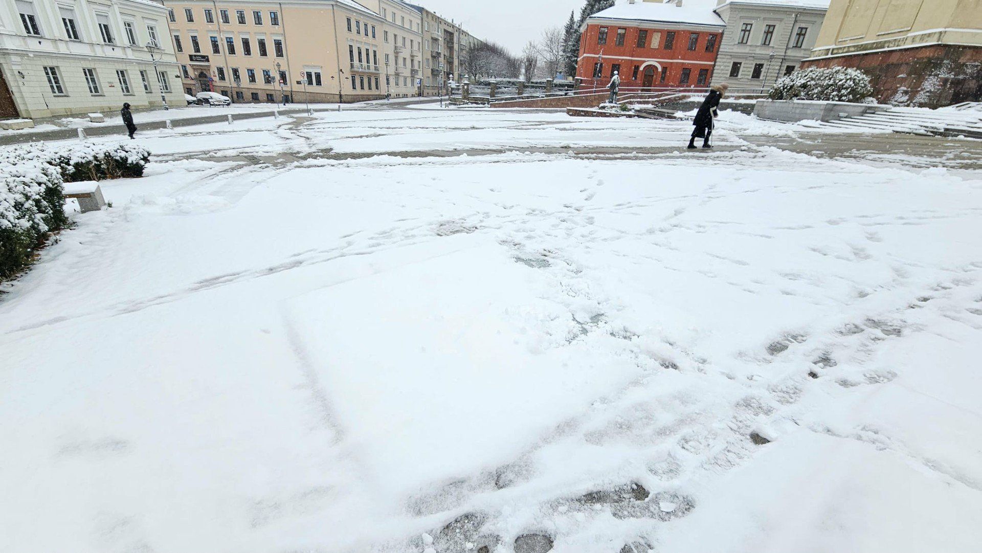 Biuro Wystaw Artystycznych, odpowiedzialne za rzeźbę informowało, że w budżecie przeznaczonym na instalację są także pieniądze na zabezpieczenie obiektu podczas złej pogody.