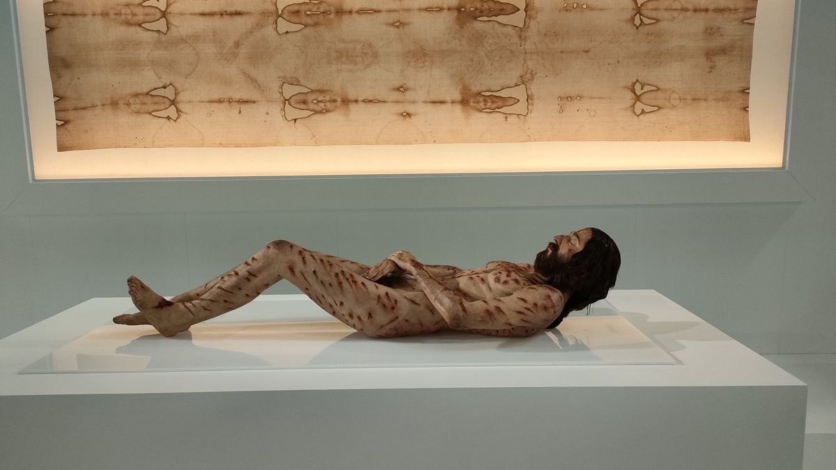 Rzeźba przedstawia ciało Chrystusa 