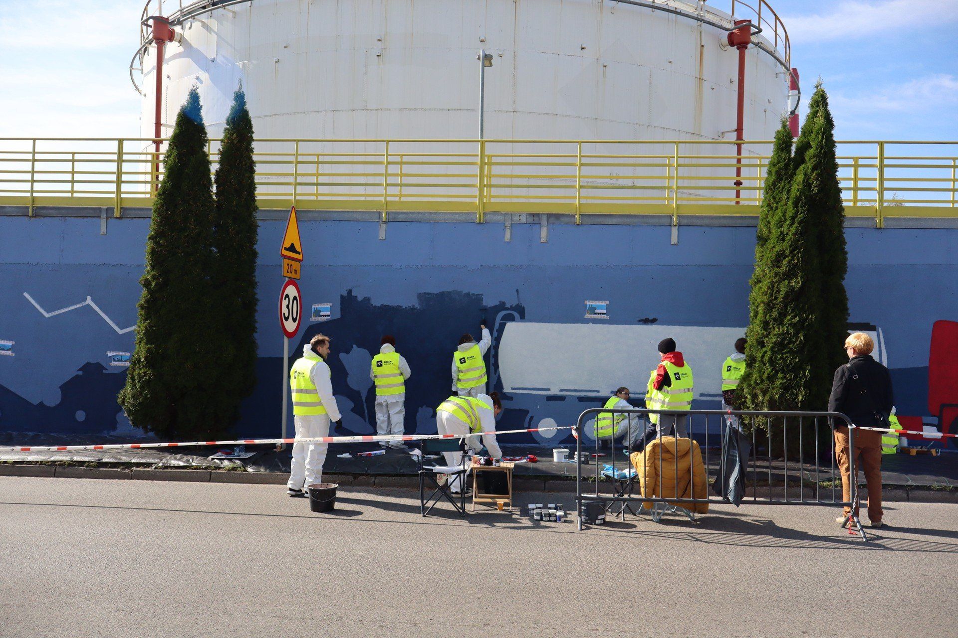 Wielki mural powstaje w Trzebini. Upamiętnił 130-lecie rafinerii