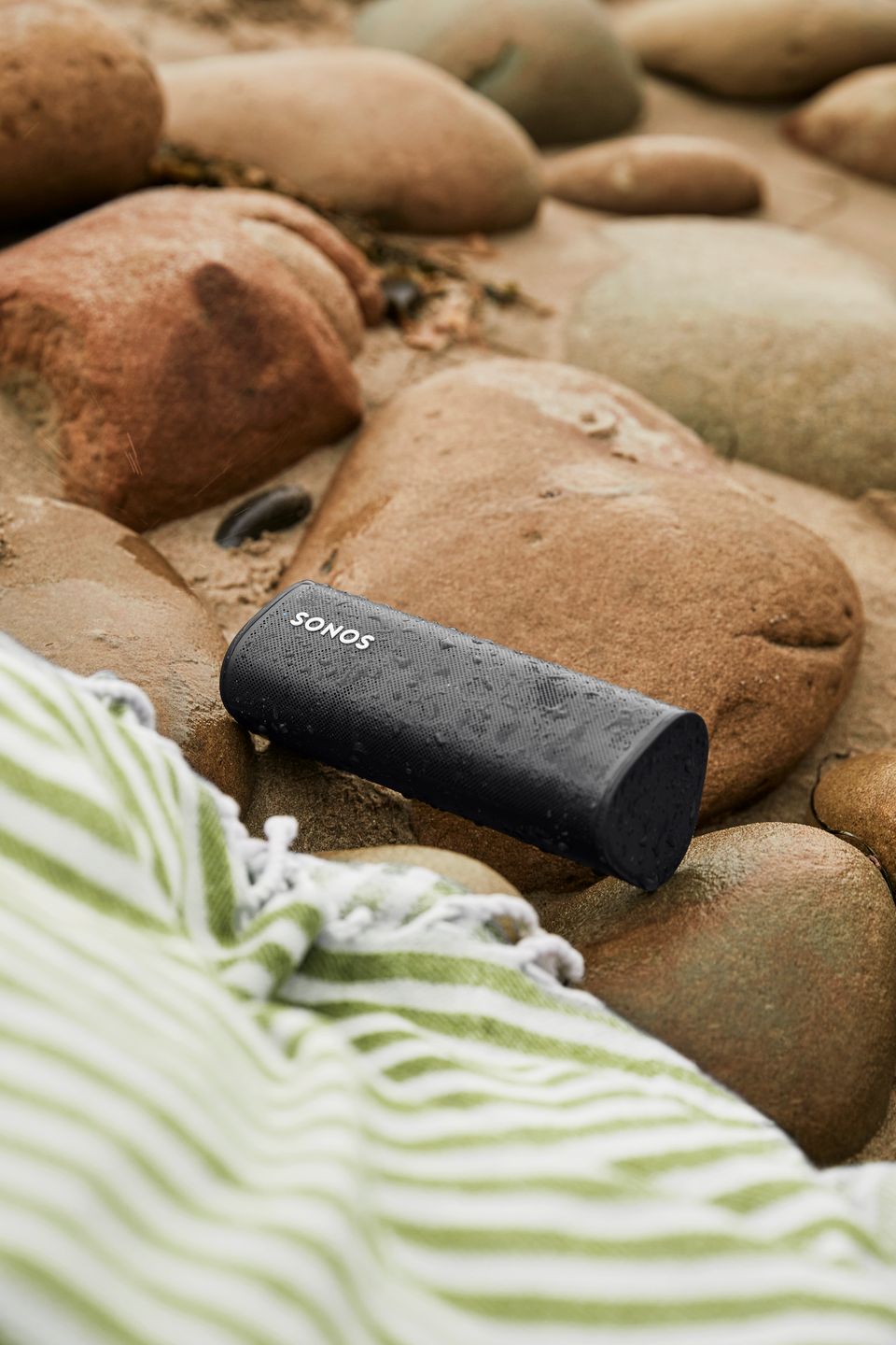 Sonos Roam: przenośny głośnik wielkości butelki. Ma wypełniać dźwiękiem cały pokój 2