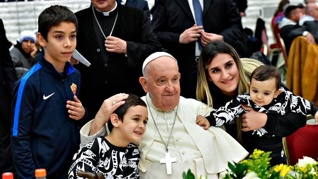 Papież uderza w bezdzietnych. "Wolą mieć pieska niż dziecko"
