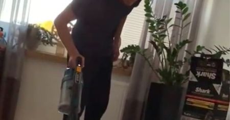 Piotr Żyła bawi się z psem. Na taką zabawę mógł wpaść tylko "wiewiór"