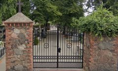 "Ktoś dołożył zmarłego". Skandal na cmentarzu w Dębnie