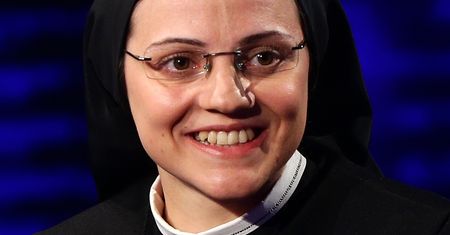 Zrzuciła habit po 15 latach. Na nowych zdjęciach jest nie do poznania
