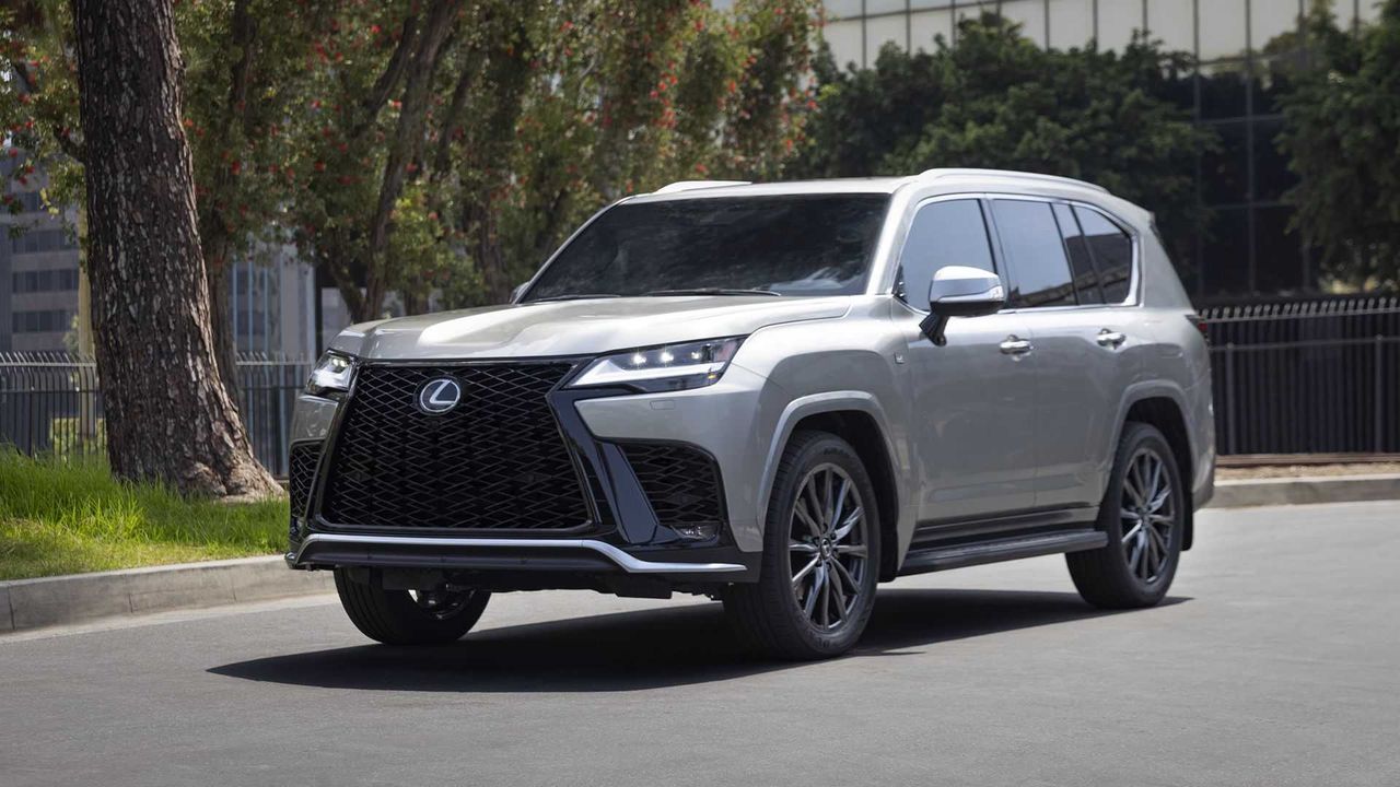 Nowy Lexus LX 600 to Land Cruiser na wypasie. Też nie ma V8, ale nadrabia wielkim grillem
