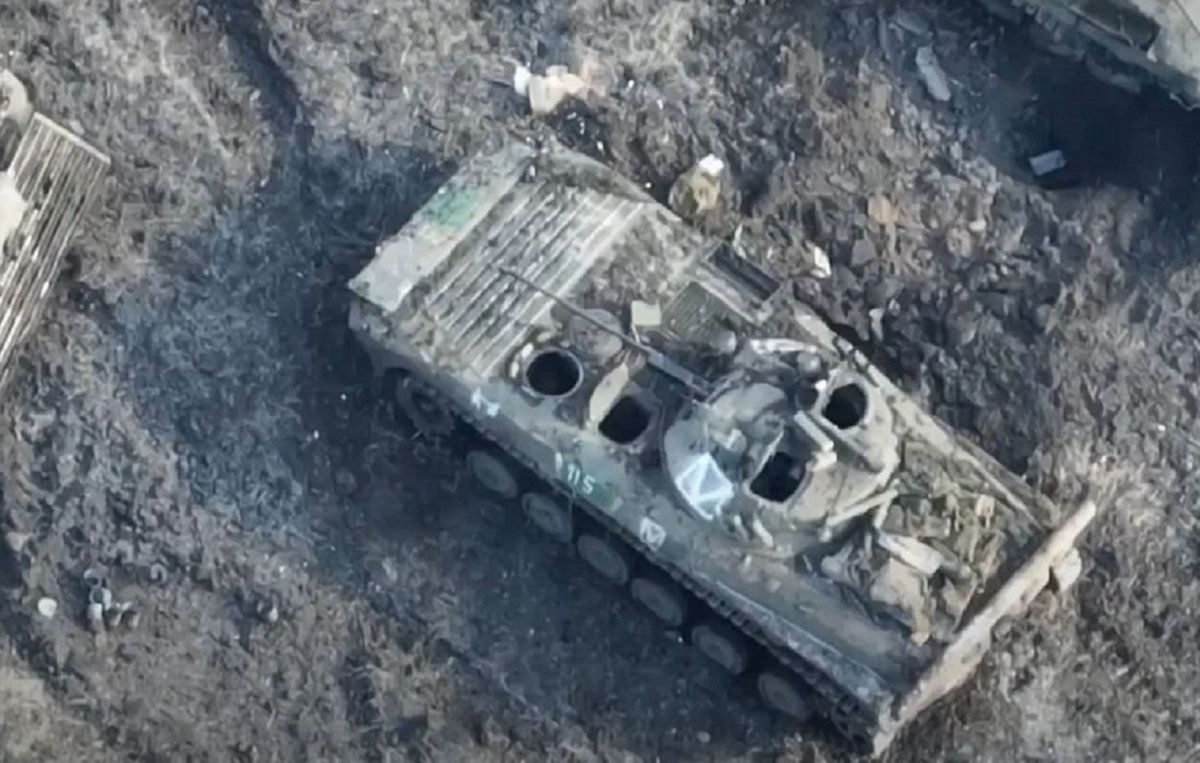 Szpaler rosyjskich czołgów zniszczony na raz. "Kompletni kretyni"