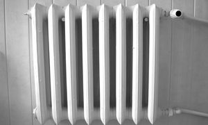 Trik z dywanem i folią. Ciepło bez podkręcania kaloryfera