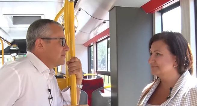 Maciej Knapik z "Faktów" TVN głosem warszawskiej komunikacji miejskiej