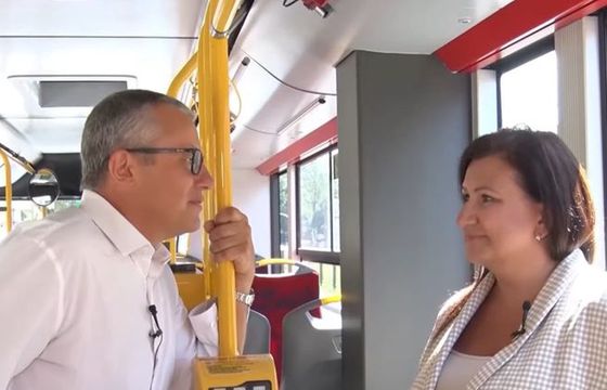 Maciej Knapik z "Faktów" TVN głosem warszawskiej komunikacji miejskiej