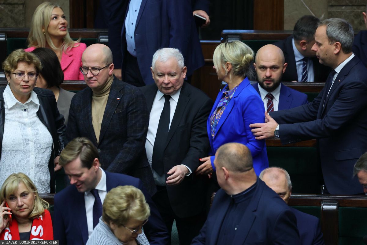Jarosław Kaczyński w Sejmie, po lewej Bartłomiej Wróblewski