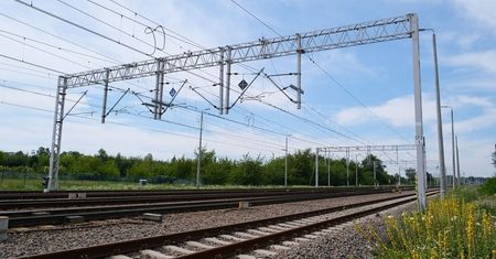 Nie udało się uratować 30-latka, który wszedł na słup trakcji kolejowej i został porażony prądem