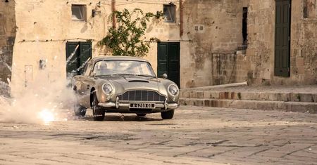 Latające defendery i klasyczny aston martin DB5, czyli samochody z "Nie czas umierać"
