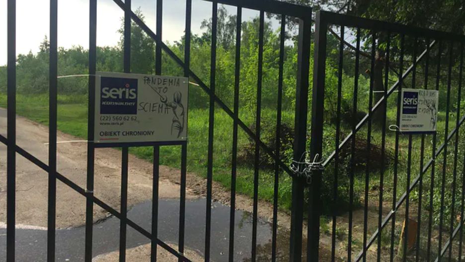 Warszawa. Inwestycja na Bemowie, w środku lasu, na terenie dawnej leśnej wojskowej bazy radarowej, nie dojdzie jednak do skutku. Mieszkańcy okolic nie kryją radości. Protestowali przeciwko planom dewelopera i włożyli wiele trudu w walkę z absurdalnym pomysłem budowlanym