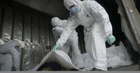 Swoich porzucamy. Trupa rosyjskiego żołnierza taniej zostawić na polu bitwy niż zabrać do domu