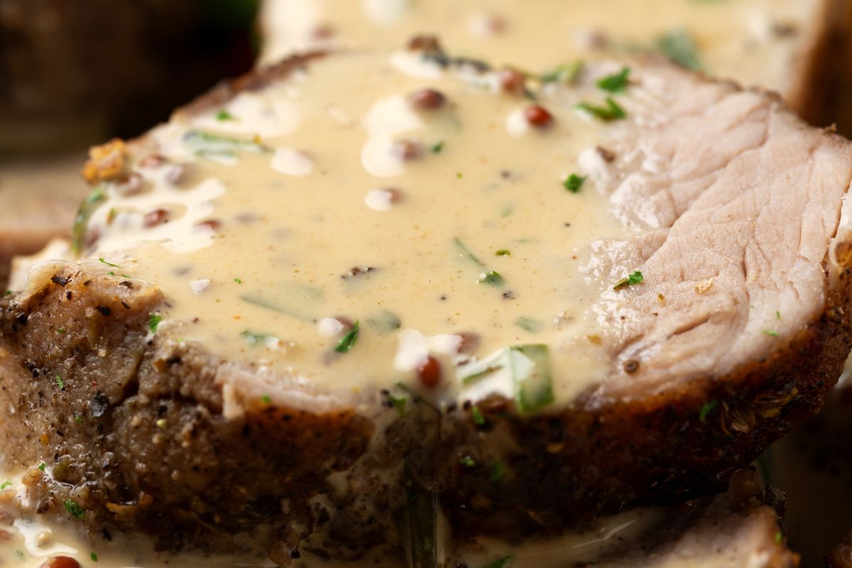 Na wielkanocny obiad podam to mięso w sosie. Tak delikatne, iż nie potrzeba do niego choćby noża