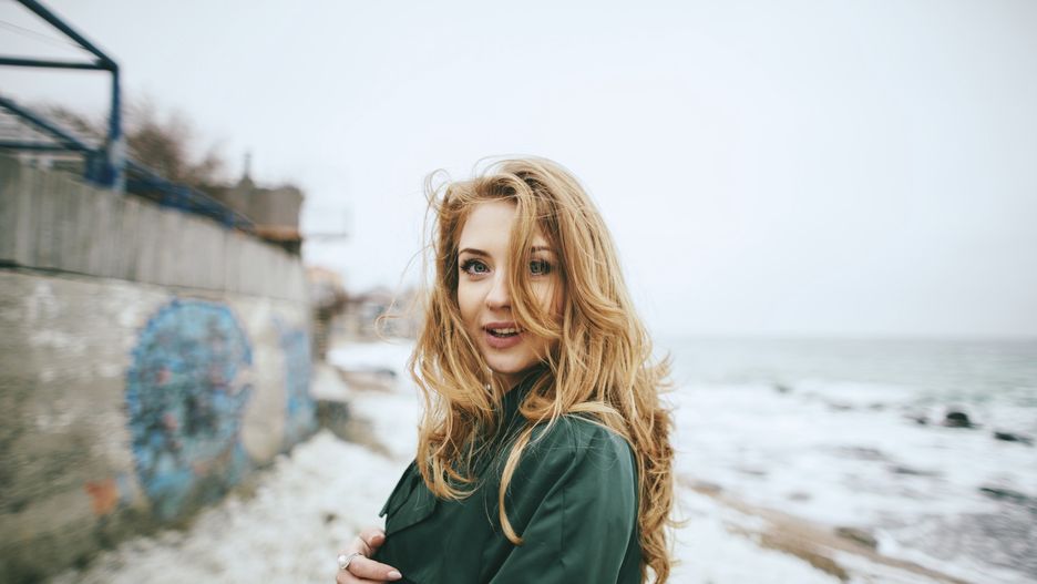 Messy hair to sposób na kontrolowany, ale modny efekt bałaganu na głowie.