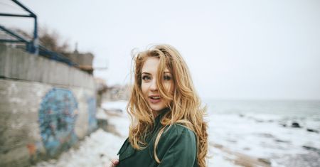 Messy hair. Fryzura w stylu modnego i kontrolowanego nieładu. Jak ją wykonać?