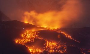 Spektakularna erupcja Etny. Potoki lawy widać z daleka