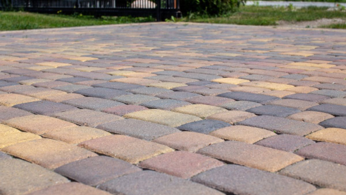 Sposoby na czyszczenie kostki brukowej